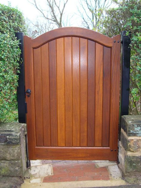 Nice Wooden Garden Gates Gate Design Wooden, Tall Hedge, Hedge Garden, Wooden Fence Gate, Wooden Garden Gate, Backyard Gates, Side Gate, Garden Gates And Fencing, Garden Gate Design