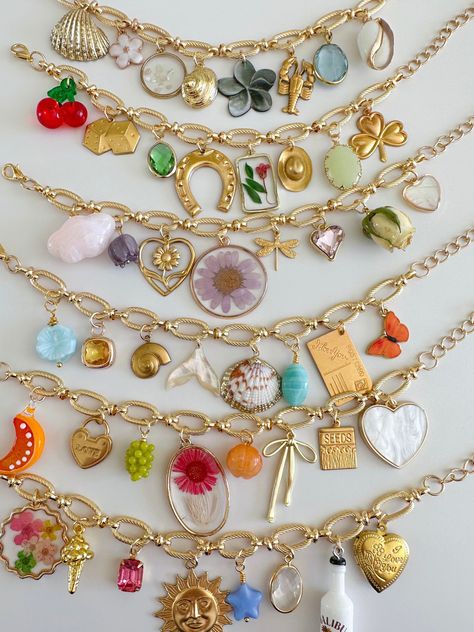 Vintage Charm Bracelets, Chunky Charm Necklace, Charm Necklace Ideas, Charm Bracelet Aesthetic, Bachelorette Crafts, Aesthetic Antique, Aesthetic Crafts, Charm Necklace Diy, Custom Charm Bracelet