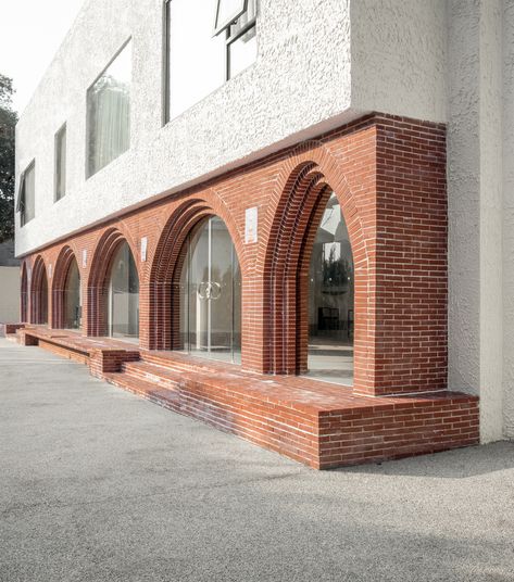 Gallery of LITTLENAP Hotel / say architects - 7 Overhangs Architecture, Catwalk Architecture, Wall Architecture Design, Grafton Architects, Old And New Architecture, Stucco Building, Arch Window, Arch Facade Design, Pointed Arch