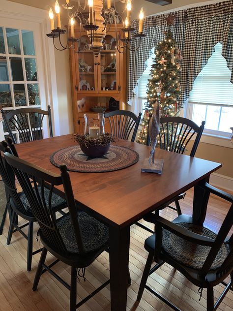 Country Primitive Decorating, Colonial Dining Room, Primitive Country Kitchen, Primitive Dining Room, Home Decor Dining Room, Colonial Home Decor, Primitive Dining Rooms, Home Decor Winter, Primitive Living Room