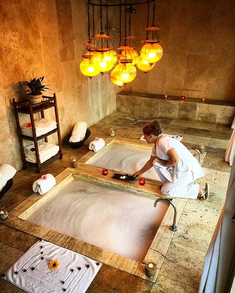 Hydro Bath Spa, Luxury Day Spa, Spa Retreat Aesthetic, Spa Retreat Ideas, Eclectic Spa, Mud Bath Spa, Home Wellness Spa, Wellness Spa Design, Earthy Spa