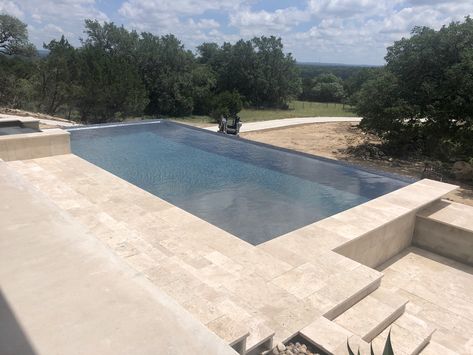 Vanishing edges, clean lines and beautiful travertine make this pool modern, yet classic! Travertine Retaining Wall, Modern Pool Tile Ideas, Pool Travertine, Pool Retaining Wall, Negative Edge Pool, Vanishing Edge Pool, Pool Surround, Travertine Patio, Mediterranean Houses