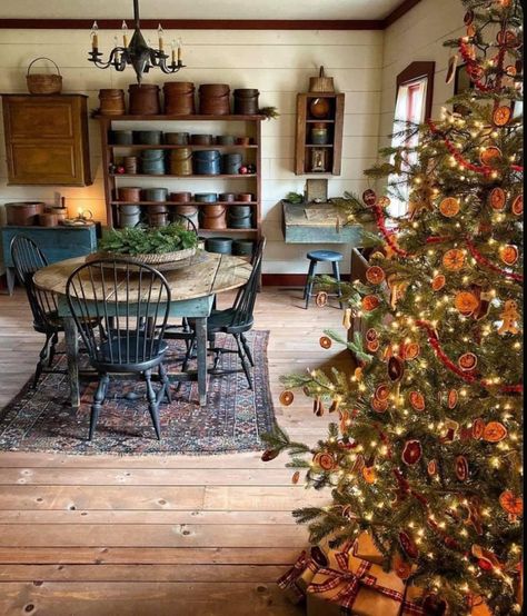 Homestead Christmas, Early American Decor, Williamsburg Christmas, Primitive Dining Rooms, Primitive Christmas Decorating, Primitive Christmas Decor, Deco Champetre, England Homes, Christmas Dining Room