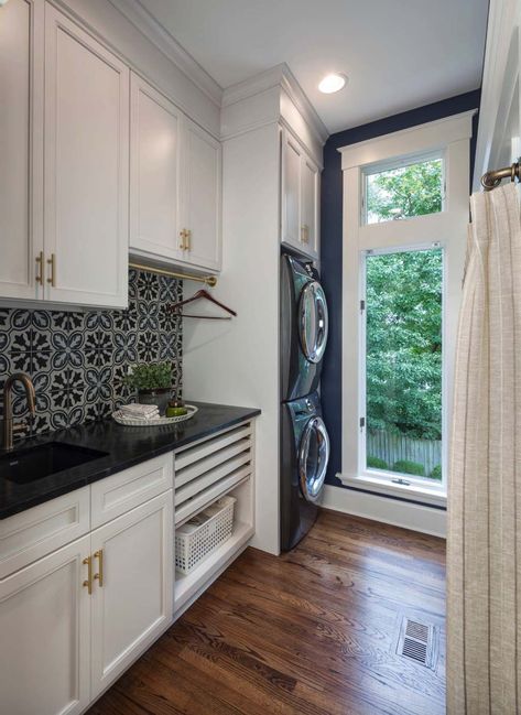 38 Functional And Stylish Laundry Room Design Ideas To Inspire Elegant Laundry Room, Transitional Laundry Room, Patterned Wall Tiles, Stylish Laundry Room, Basement Laundry Room, Dream Laundry Room, Basement Laundry, Laundry Design, Modern Laundry Rooms