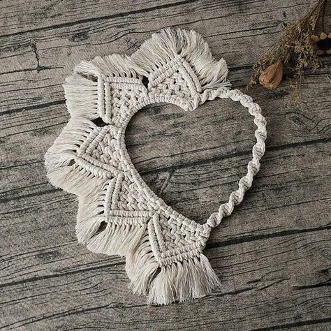 Heart Macrame, Art Macramé, Macrame Tapestry, Can Diy, Deco Boheme, Macrame Patterns Tutorials, Macrame Ideas, Macrame Decor, Macrame Knots