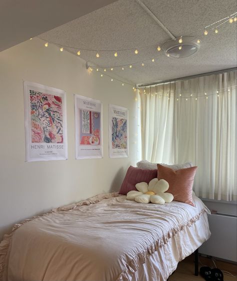 Pastel Dorm Room, Floral Dorm, Dorm Vibes, Dorm Things, Pretty Dorm Room, Dorm Room Layouts, College Dorm Room Inspiration, Dream Dorm Room, Dorm Room Art