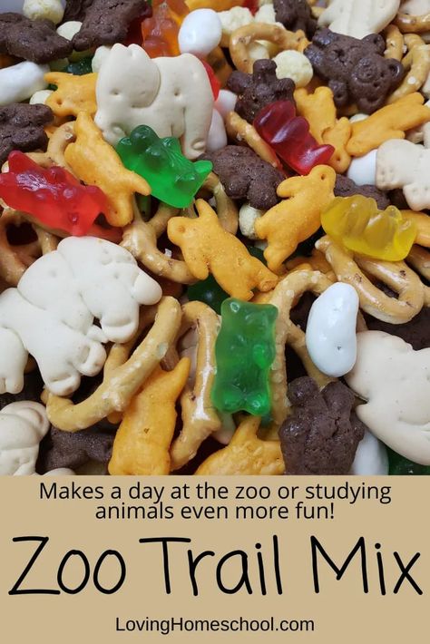 The kids will have great fun mixing up this simple but delicious trail mix with fun animal themes for a day at the zoo! They will have even more fun eating it! Australian Snacks, Care Meals, Vbs Snacks, Preschool Cooking, Zoo Crafts, Theme Snack, Animal Snacks, Bible Camp, Zoo Crew