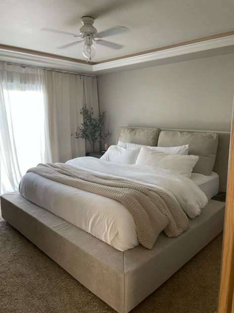 Cozy bedroom inspo King Sized Bed Aesthetic, Super Cozy Bed, Big Comfy Bed, Apartment Italy, Bedroom Inspo Cozy, Cloud Bed, Bed Aesthetic, Beige Room, Grey Bedroom Decor