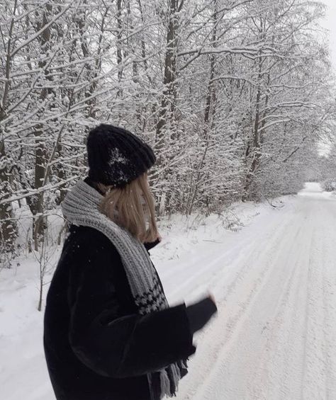 cold | winter | snow | driving | beanie | aesthetic Winter Outfits Dress, Valentine Day Outfits, Winter Snow Outfits, Snow Driving, Beanie Aesthetic, Boho Winter Outfits, Outfits For Ladies, Winter Outfits Snow, Stylish Winter Outfits