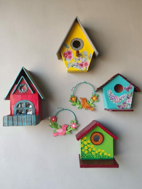 Diy Cardboard Bird House, Bird Houses Ideas Diy Homemade, Homemade Bird Houses Diy, Cardboard Bird House, Cardboard Birdhouse, Simple Bird Houses, Decoration With Cardboard, Bird House Diy, Cardboard Bird