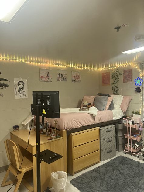 Dorm Closet Ideas, Dorm Room With Tv, Dorm Tv Set Up, Tv In Dorm Room, Dorm Set Up Layout, Luxury Dorm Room, Pretty Dorm Room, Dorm Room Layouts, Cozy Dorm Room