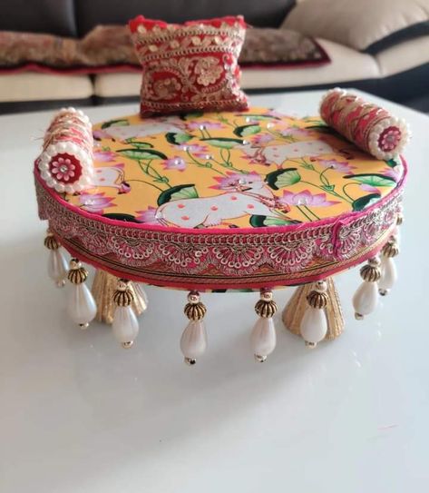 Aasan For Ladoo Gopal, Krishna Matki Decoration, Mandir Decoration, Krishna Dress, Thali Decoration Ideas, Thali Decoration, Janmashtami Decoration, Laddu Gopal Dresses, Diy Diwali Decorations