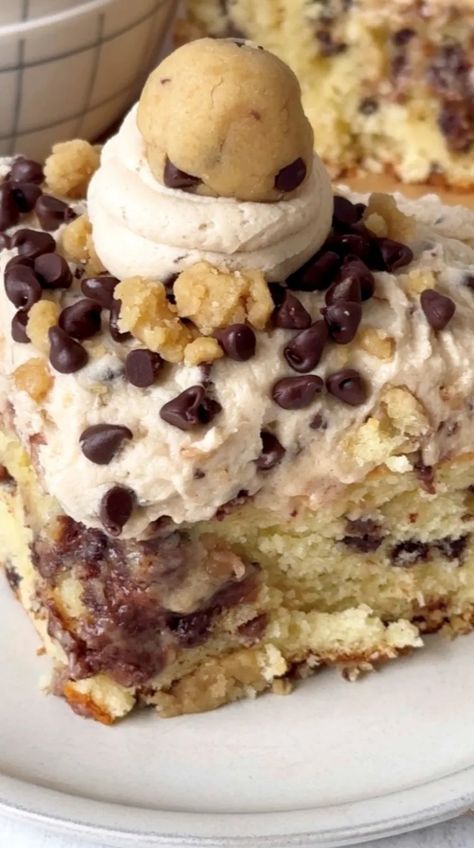 COOKIE DOUGH CAKE Cookie Dough Poke Cake, Cookie Dough Cake Easy, Cookie Dough Birthday Cake, Cookie Dough Cake Recipe, Cake Batter Bars, Cookie Cake Ideas, Cookie Dough Snack, Chocolate Chip Cookie Dough Cake, Cake With Cookies