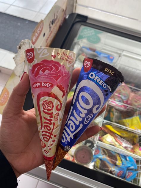 Ice Cream Indomaret, Strawberry Oreo Cheesecake, Masala Tea, Picture Window, Oreo Cheesecake, Food Cravings, Food Photo, Oreo, Beer Glasses