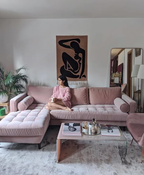 Sofa Rosa, Pink Sofa Living Room, Style Californien, Girly Apartment Decor, Corner Sofa Design, Pink Bedroom Decor, Apartment Living Room Design, Pink Sofa, Pink Living Room