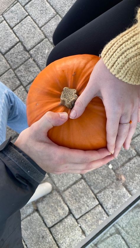 Halloween Couple Astethic, Autumn Aesthetic Boyfriend, Cute Couples Pumpkin Ideas, Pumpkin Patch Poses With Boyfriend, Couple In Fall Aesthetic, Halloween Pics With Boyfriend, Soft Launch Pumpkin Patch, Pumpkin Patch Couple Aesthetic, Cute Fall Couple Aesthetic