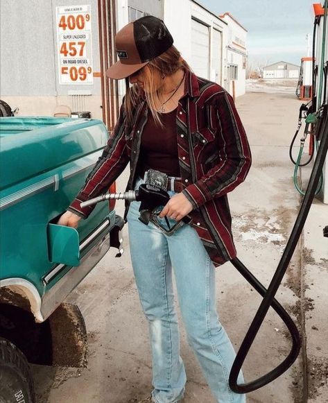 Western Flannel Outfits Women, Western Mid Size Outfits, Western Button Up Outfit, Flannel Western Outfit, 90s Country Outfit Women, County Fair Outfit Ideas Summer, Tomboy Cowgirl Outfit, Flannel Country Outfits, Flannel Outfits Country