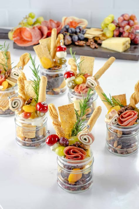 Charcuterie in a mason jars on table. Individual Charcuterie Cups, Shot Glass Appetizers, Individual Charcuterie, Individual Appetizers, Charcuterie Cups, Mini Appetizers, Wedding Appetizers, Charcuterie Inspiration, Appetizers Easy Finger Food