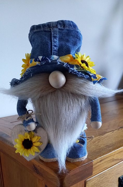 Denim gnome with heart and yellow flowers Denim Gnome, Making Gnomes, Stuffed Gnomes, Gnomes For Sale, Quick Christmas Gifts, Gnome Ideas, Gnome Crafts, Winter Wreath Diy, Small Crafts