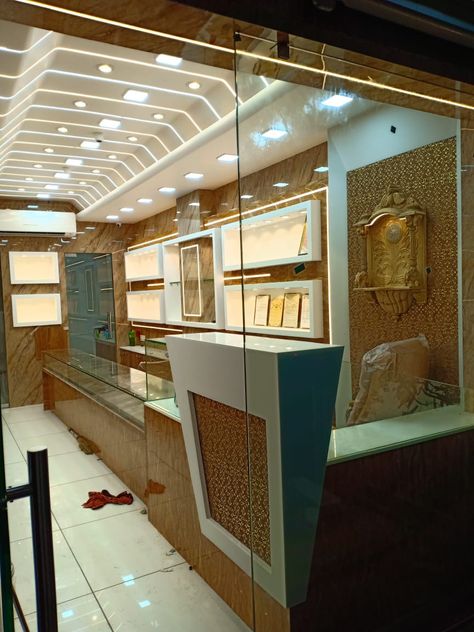 Jewellery Showroom Interior Design, Shop Counter Design, Jewelry Store Interior, Jewelry Store Displays, Bakery Interior, Jewellery Studio, Jewelry Store Design, Jewellery Shop Design, Showroom Interior Design