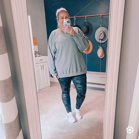 Sweatshirt Plus Size Outfit, Oversized Sweatshirt Outfit Plus Size, Oversized T Shirt Outfit Plus Size, Oversized Tee Outfit Plus Size, Crewneck Outfit Plus Size, Styling Oversized Tshirt Plus Size, Oversized Sweatshirt Outfit, Plus Size Fall, Camo Leggings