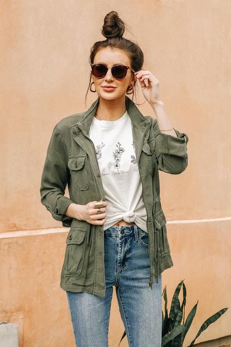 Green Cargo Jacket Outfit, Utility Jacket Outfit Fall, Lbd Outfit Party, Cargo Jacket Outfit, Anorak Jacket Outfit, Olive Green Jacket Outfits, Spring Jacket Outfit, Lbd Outfit, Utility Jacket Outfit