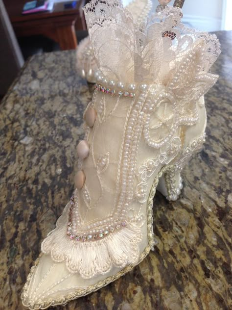 Rococo Shoes, Pearls And Lace, Victorian Shoes, Shoe Makeover, Istoria Artei, Shabby Chic Kitchen, Decorated Shoes, Shabby Chic Homes, Shoe Art