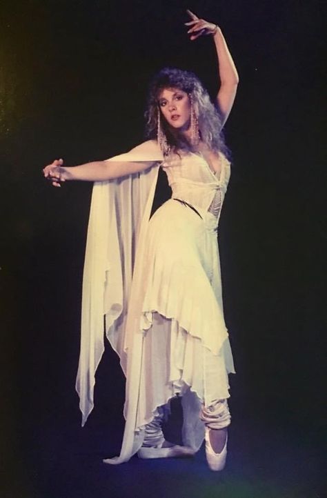 Stevie Nicks White Outfit, Stevie Nicks 2022, Stevie Nicks Rumours Outfit, Steve Nicks Concert Outfit, Stevie Nicks Witch Aesthetic, Witch Asethic Outfits, Steve Nicks Outfit, 80 Rock Aesthetic, Fleetwood Mac Aesthetic Outfit