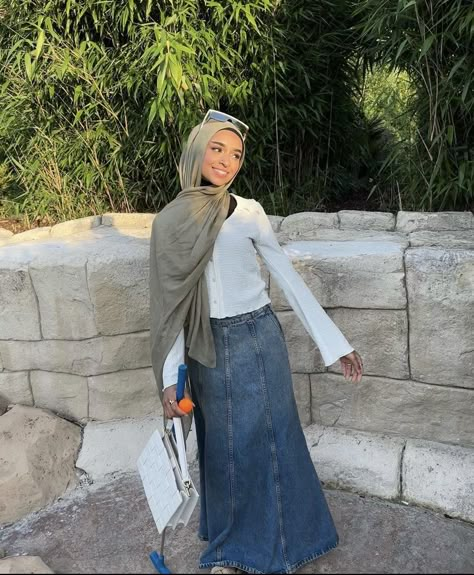 Denim Maxi Skirt Hijab, Hijabi Denim Skirt, Hijabi Denim Skirt Outfit, Denim Skirt Outfit Hijab, Hijabi Outfits Casual Summer, Denim Skirt Winter, Long Denim Skirt Outfits, Cotton Skirt Outfit, Skirt Outfits For Women