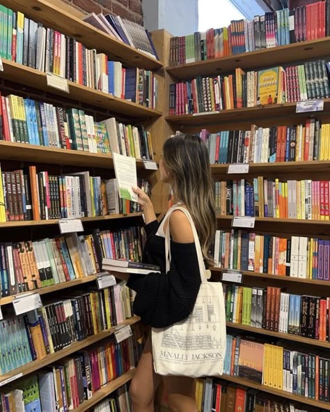 Library Photo Shoot, Romantic Comedy Books, Books Recommendations, Reader Girl, Unexpected Love, Library Aesthetic, Chandler Bing, World Of Books, Book Girl