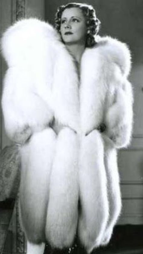 Irene Dunne, Fur Hood Coat, Big Collar, 1930s Fashion, Vintage Fur, White Fur, Black N White Images, Black White Photos, Fur Hood