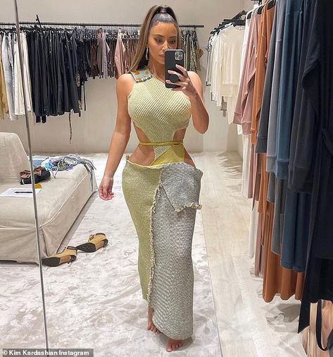 Kim K Fashion, Classy Mini Dresses, Fem Style, Kim Kardashian Hot, Kardashian Collection, Unusual Dresses, Kim Kadarshian, Kim Kardashian Outfits, Kardashian Outfit