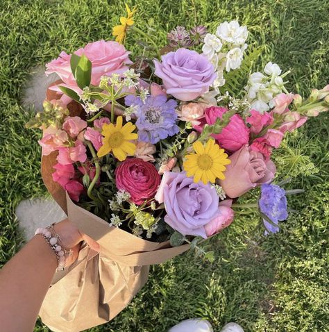 Cute bouquet ideas Hoco Flowers, Cute Bouquet, Prom Bouquet, Flower Boquet, Future Job, Prom Flowers, Colorful Bouquet, Nothing But Flowers, Bouquet Ideas