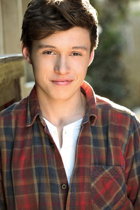 Nick Robinson.. new obsession! we need to watch kings of summer together soon ok? The Fifth Wave, Albus Severus Potter, Albus Severus, Melissa & Joey, The 5th Wave, Love Simon, Robin Wright, Cute Actors, Celebrity Crush