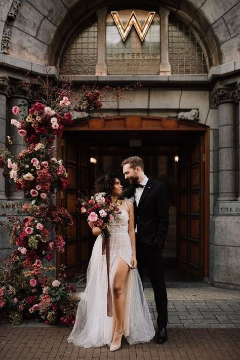 Isn't it the perfect theme for autumnal weddin? Save for inspiration!😍 Moody Wedding Flowers, Wedding Planning App, Victorian Wedding Themes, Victorian Gothic Wedding, Burgundy Wedding Theme, Dark Romantic Wedding, Aurora Wedding, Dark Wedding Theme, Planning App