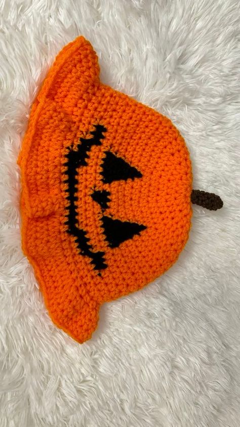 Handmade crochet bucket hat! Get ready for Halloween! One size fits the most. Around 22 inches circumference.  Made with acrylic yarn Thanks for support my small business . Halloween Crochet For Beginners, Crochet Halloween Gifts, Halloween Easy Crochet, Crochet Halloween Clothing, Crochet Clothes Halloween, Crochet Hat Halloween, Small Halloween Crochet Projects, Crochet Halloween Projects, Crocheted Halloween Costumes