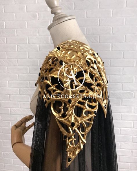 Fantasy Medieval Outfit, Fantasy Royal Clothing, Armor Shoulder, Shoulder Accessories, Fantasy Accessories, Medieval Outfit, Gold Armor, Royal Clothes, Shoulder Piece