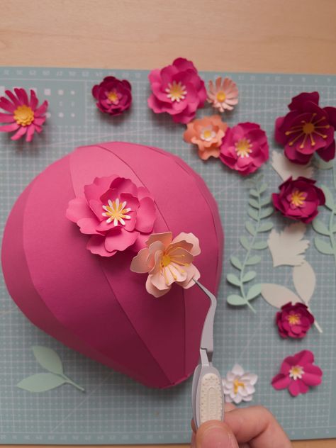 Spring Paper Crafts, Paper Headpiece, Paper Crafts Home Decor, Happy Birthday Flowers Wishes, 3d Paper Flowers, Fun Projects For Kids, Diy Projects For Beginners, Paper Flower Crafts, Diy Crafts Paper Flowers