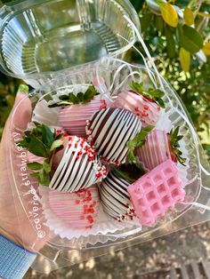 Chocolate Covered Desserts, Chocolate Covered Strawberry Recipe, Strawberry Treats, Chocolate Covered Strawberries Bouquet, Strawberry Gifts, Chocolate Covered Fruit, Dessert Gifts, Chocolate Covered Treats, Valentine Desserts