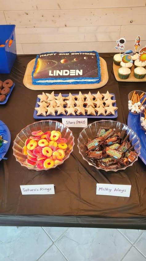 Here is some of the space-themed food we had at my 3 year old's birthday party! #space #solarsystem #spaceparty #spacefood Out Of This World Theme Birthday, Astronaut Birthday Food, Outer Space First Birthday Party Food, Two Space Birthday Party, Space Party Appetizers, Astronaut Food Party, Planet Themed Food, Planet Theme Birthday Party Food, Space Themed Fourth Birthday