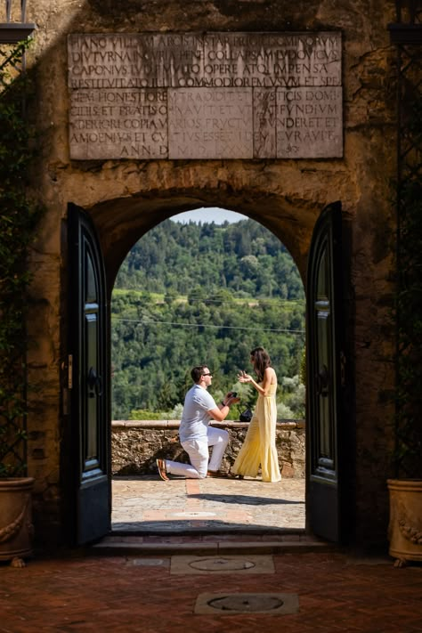 Marriage proposal photoshoot in Tuscany Dream Proposal, Proposal Photoshoot, Dream Marriage, Proposal Pictures, Surprise Her, Romantic Ideas, Proposal Photography, Italian Vacation, Proposal Photos