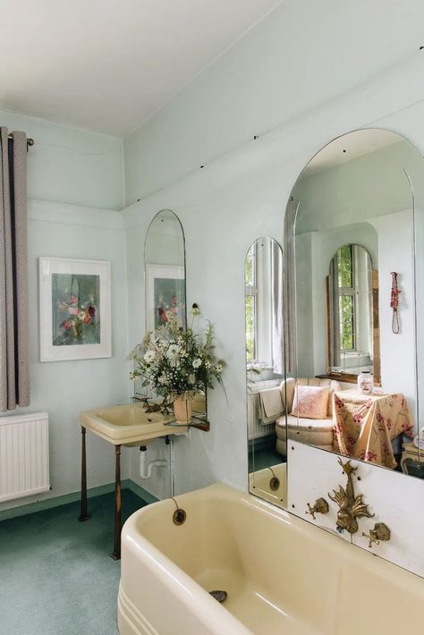 Yellow Bathtub Color Schemes, Vintage Bath Tub, Yellow Bathtub, Bathroom Ideas Vintage, Eva Nemeth, Bathtub Vintage, Period Bathroom, Bathtub Replacement, Color Bathtub