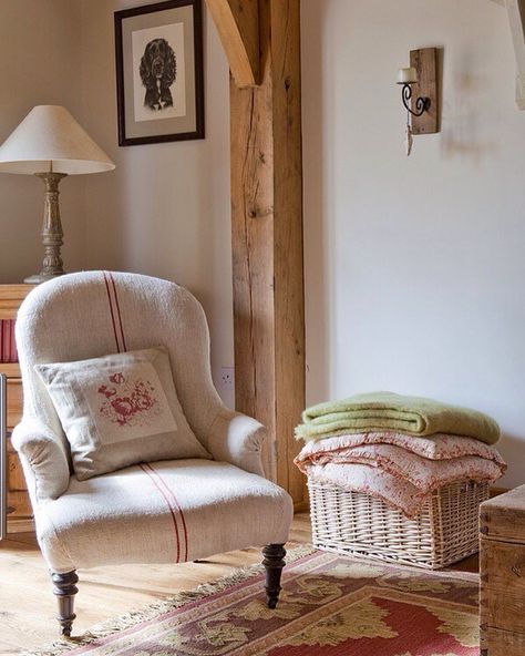 🍄 📷: ? @pinterest #countrycottage Cottage Style Living Room, French Country Rug, Country Cottage Decor, Country Cottage Style, Cottage Living Rooms, Cottage Interior, Cottage Interiors, Cottage Living, Wood Beams