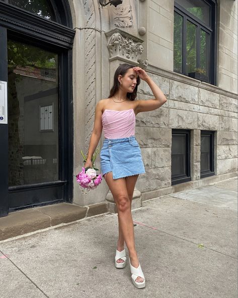 Pink Zara Skort Outfit, Pink Top And Denim Skirt Outfit, Skort Outfit Elegant Summer, Pink Skort Ootd, Pink Sandals Outfit Summer, Skorts Skirts Outfit Ideas, Jean Skort Ootd Summer Outfits, Denim Skort Ootd Summer Outfits, Skort Denim Outfit