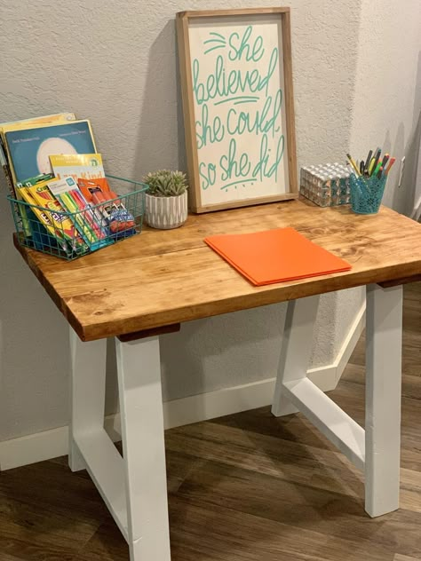 Diy Small Desk Easy Bedroom, Kids Wooden Tables, Small Table For Desk, Small Wooden Desk Ideas, Small Wood Desk Ideas, Diy Small Computer Desk, Small Desk For Small Space, Small Farmhouse Desk, Simple Wood Desk Diy