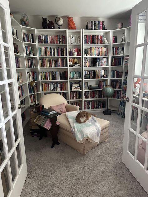 Dream Home Library, Cozy Home Library, Home Library Rooms, Bookshelf Inspiration, Dream Library, Home Library Design, Casa Vintage, Dream House Rooms, Home Libraries