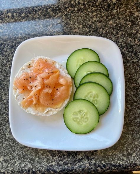 (2) Ocean 🌊 is recovering 💙 on X: "🍽️ https://t.co/6V7UfwQHIx" / X Smoked Salmon Rice Cake, Cream Cheese Rice Cake, Hello Kitty Diets, Salmon Low Calorie, Cream Cheese And Cucumber, Salmon Calories, Cakes With Cream Cheese, Salmon And Cucumber, Salmon And Cream Cheese