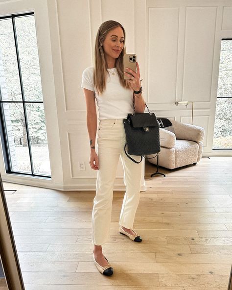 Cream Jeans Outfit Summer, Cream Mom Jeans Outfit, Chanel Ballet Flats Outfit, Ballet Flat Outfit, Ecru Jeans Outfits, Cream Jeans Outfit, Flat Shoes Outfit, Ecru Jeans, Ballet Flats Outfit