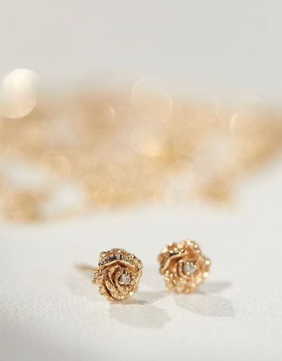 A rose in full bloom, brimming over with a shining diamond. Dewy! 🥀💦 The new Dewy Diamond Rose Stud by Laurie Fleming - we LOVE these earrings! Gold Jewels Design, Gold Necklace Indian, Gold Necklace Indian Bridal Jewelry, Jewelry Set Design, Antique Jewelry Necklace, Gold Rings Fashion, Bangles Jewelry Designs, Rose Jewelry, Fancy Jewelry