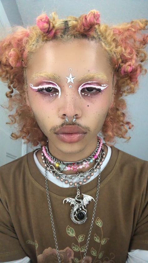 Eccentric Makeup Looks, Transmasc Makeup, No Eyebrows Makeup Look, Dollcore Makeup, Eccentric Makeup, Weird Makeup, Unconventional Makeup, Cool Makeup, Alt Makeup